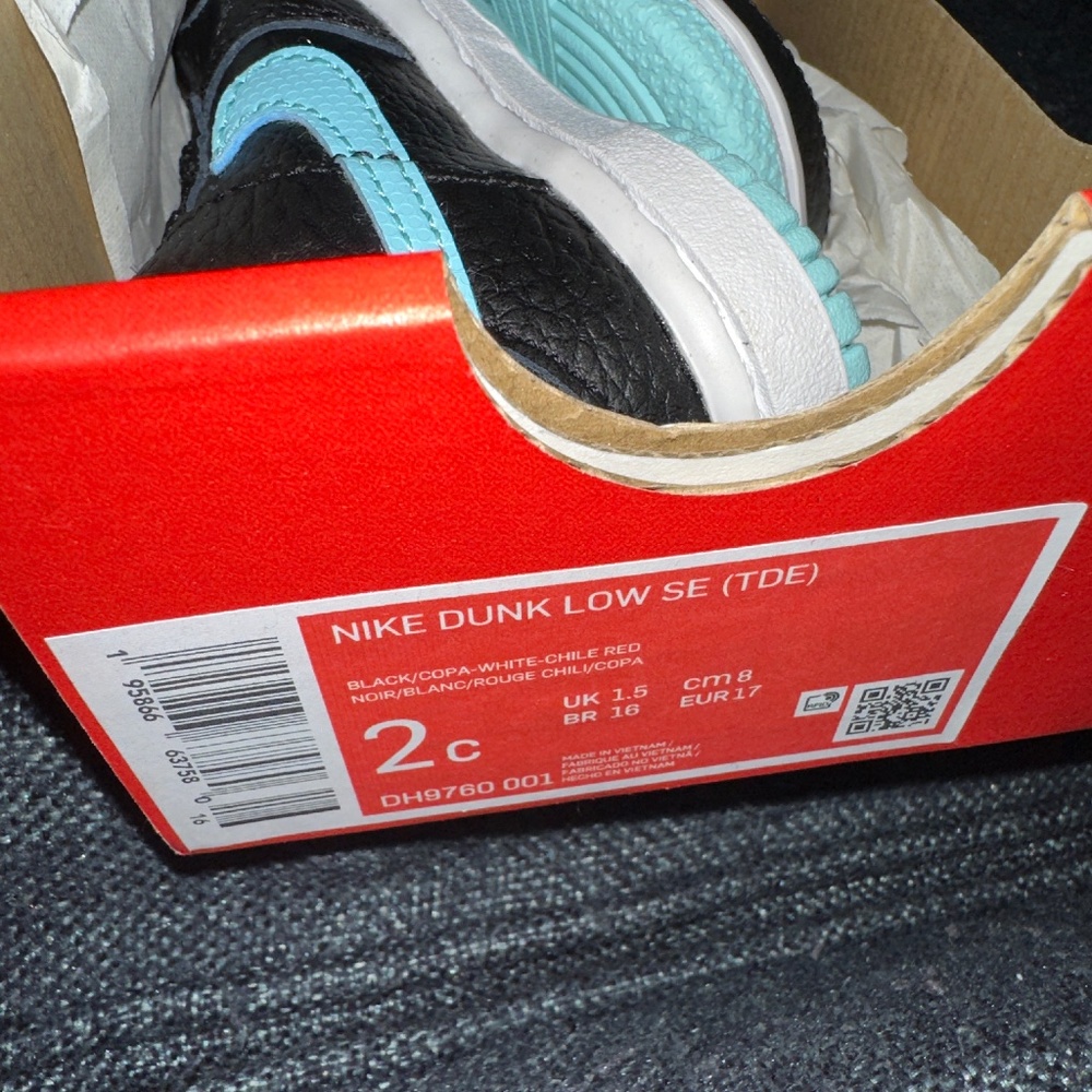 Tennis shoes